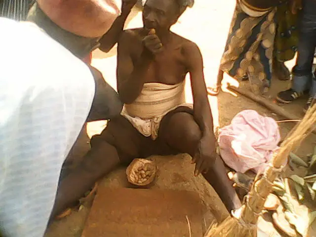 A Diviner casting lots