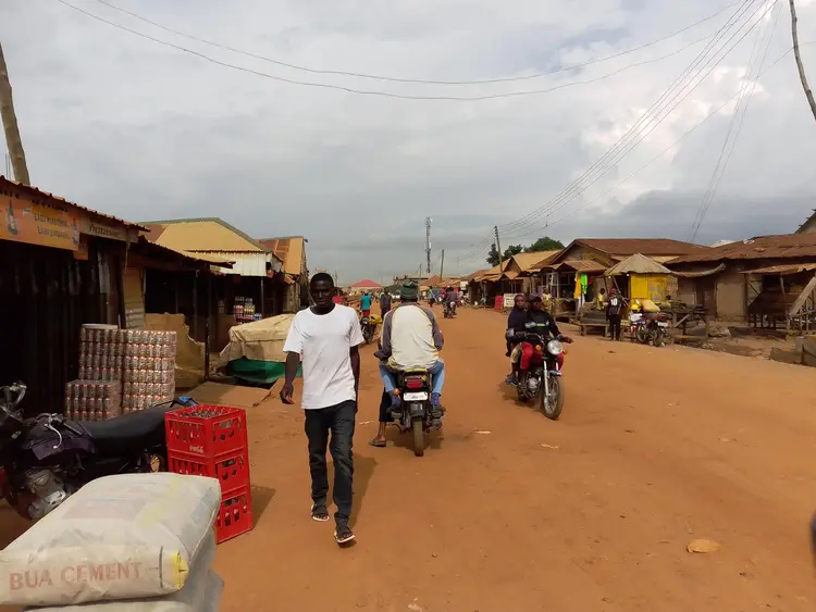 MANGU MARKET (Lutuk) Main Road on an ordinary day